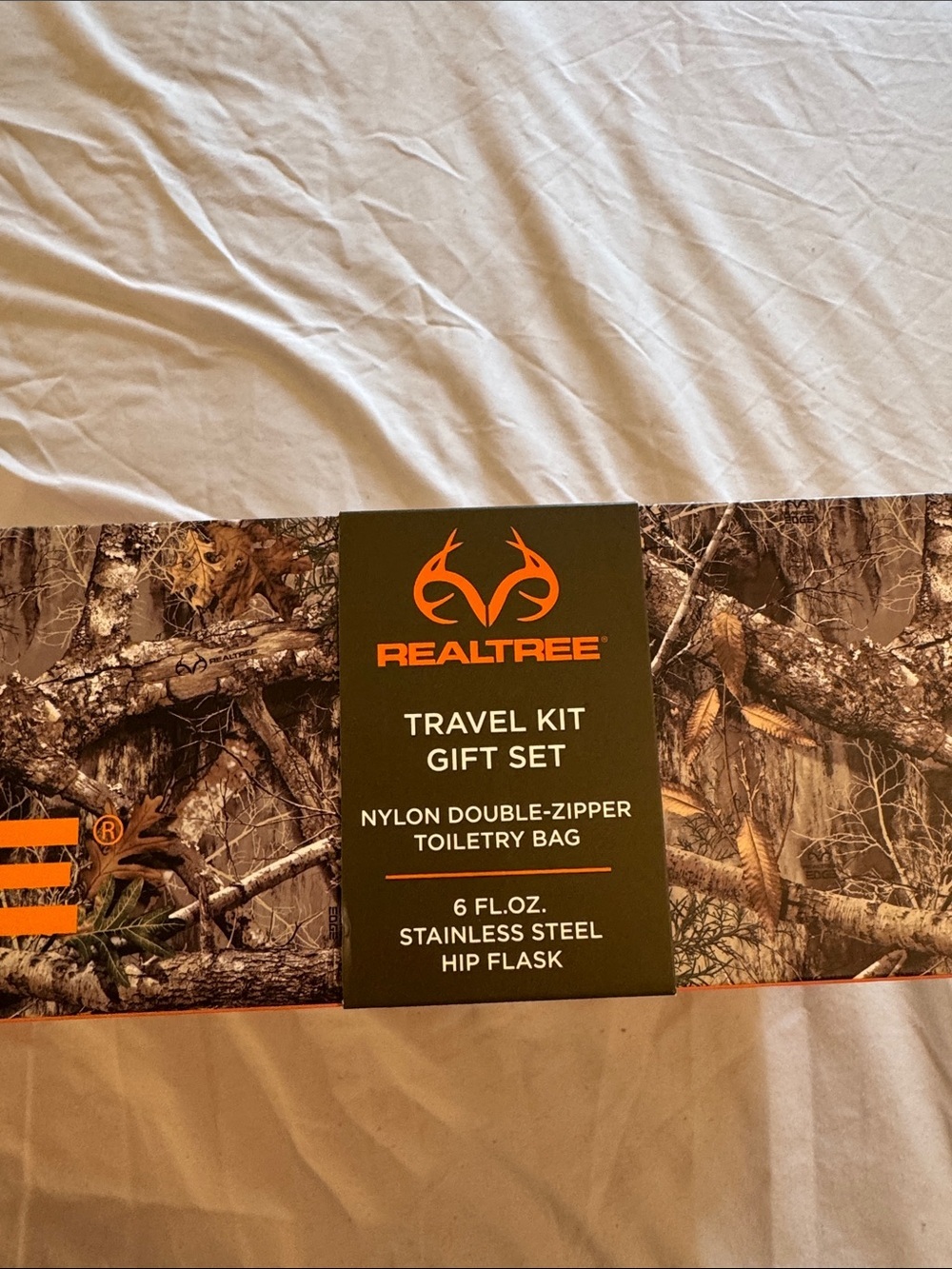 Realtree Camo Travel Gift Set with Nylon Double Zipper Toiletry Bag and Flask - Picture 7 of 7